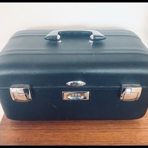 ZERO HALLIBURTON COSMETIC TRAIN CASE
